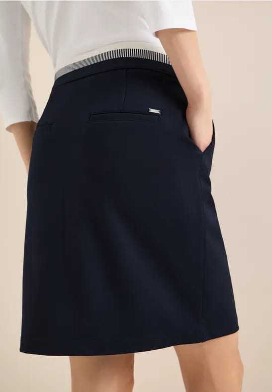 Knielange rok met taillebanddetail
