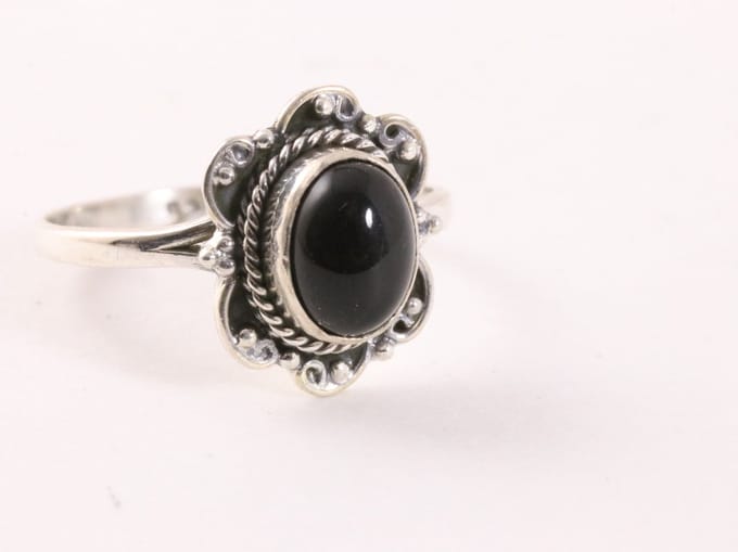 Fijne bewerkte zilveren ring met onyx - maat 15.5