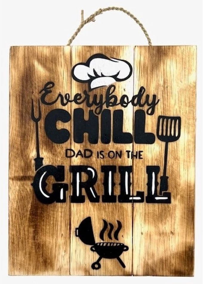 Houten tekstbord Sjef Dad is on the grill