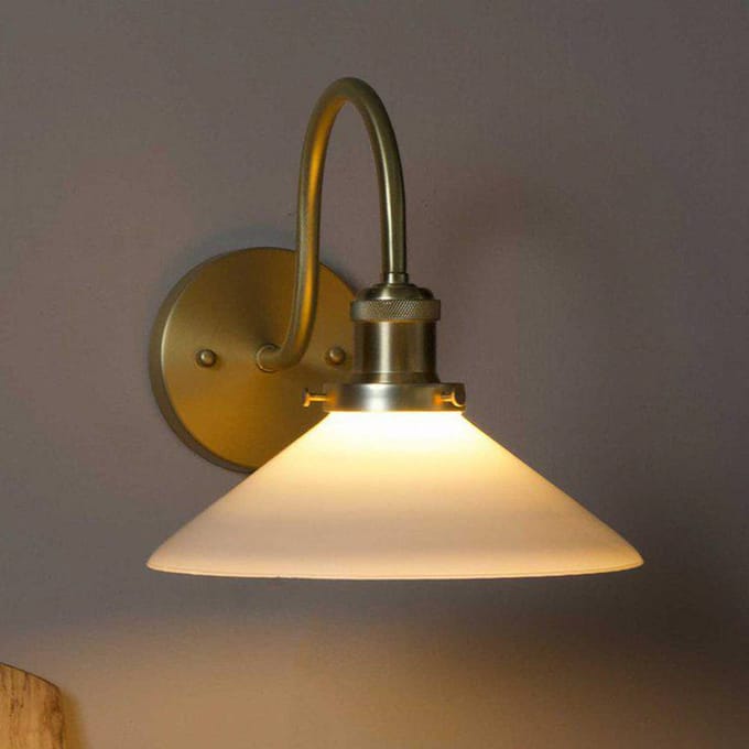 PR Home wandlamp August, goudkleurig/opaal, hoogte 25 cm, E27