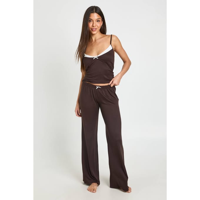 boohoo Dames Tall Pyjama Set Met Contrasterende Cami En Broek | Chocoladebruin | Maat: 44