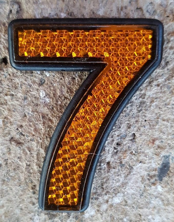 Zelfklevende nummer cijfer : 7 Reflecterend ± 5 x 3.5 cm