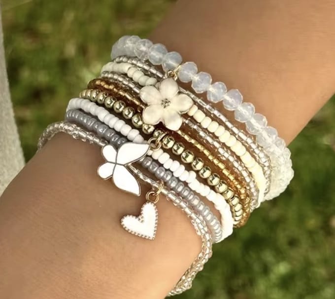 12Getit Bohemian armbandje wit met bloem, hartje en vlinder hangertjes.