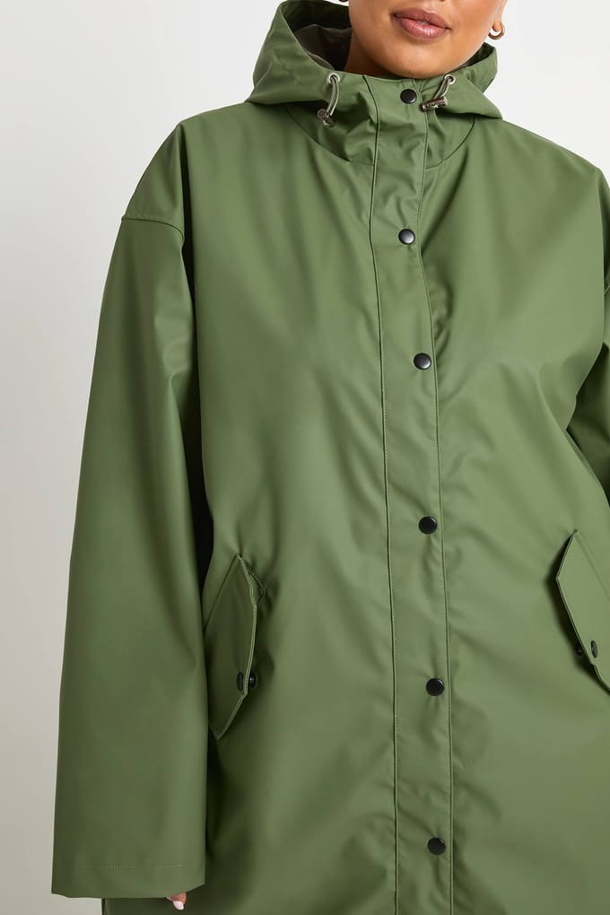 boohoo Dames Plus Gerubberiseerde Regen Midi Parka Jas | Licht Kaki | Maat: 44