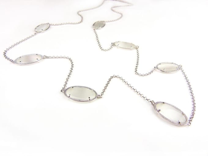 Zilveren halssnoer halsketting collier Model Oval met witte stenen