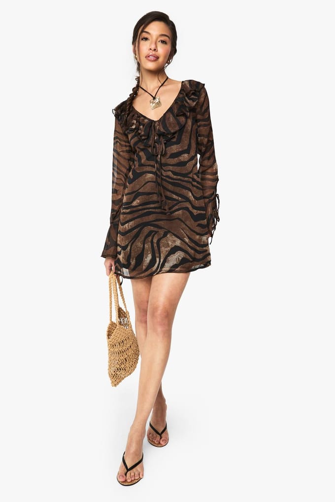 boohoo Dames Bedrukte Chiffon Ruffle Shift Jurk | Brown | Maat: 8