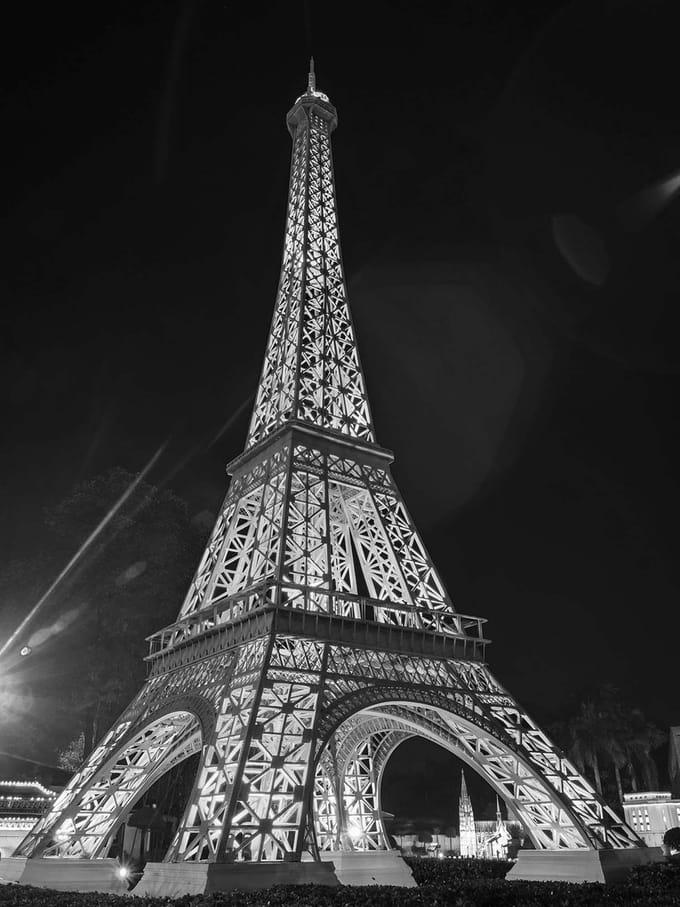 Fotobehang  Paris Eiffel Tower | XXL - 206cm x 275cm | 130g/m2 Vlies