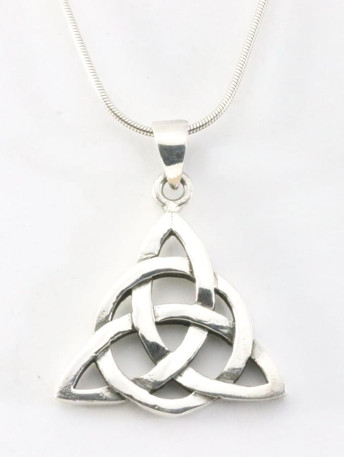 Zilveren triquetra hanger aan ketting
