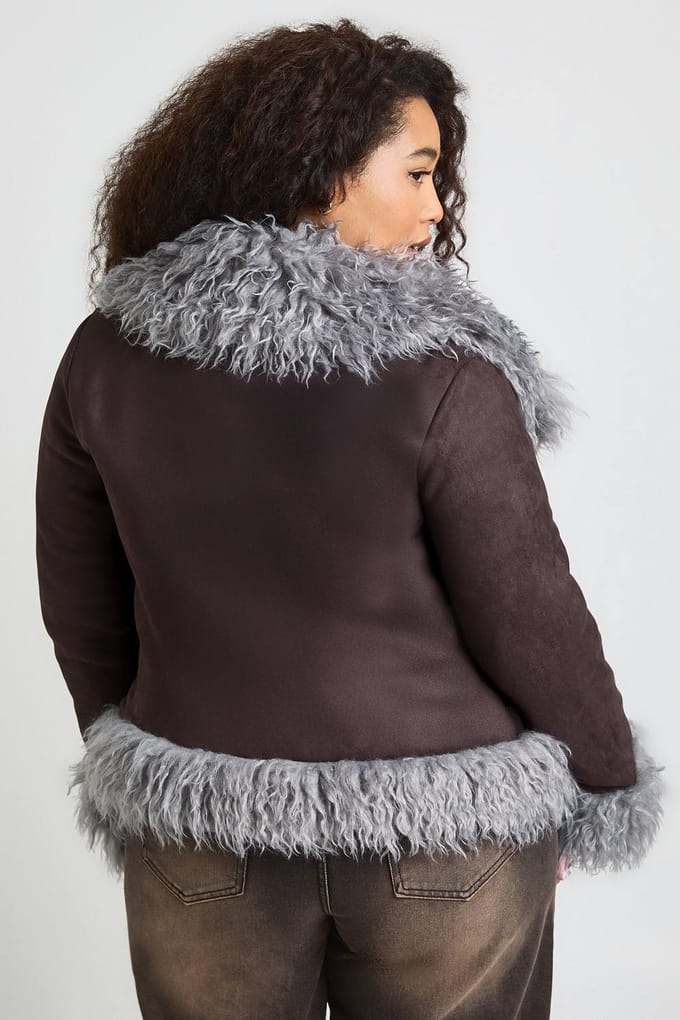 boohoo Dames Jas met nep bontaccent in suede-look | Chocolate | Maat: 10