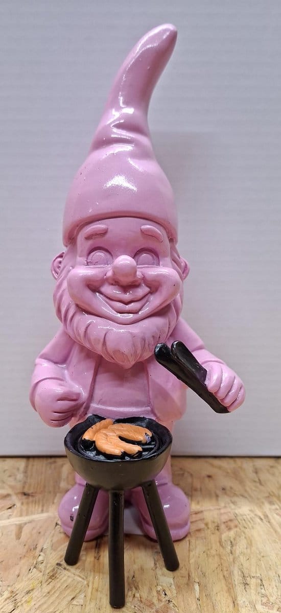 BBQ Meester Kabouter Grilling Roze – 19cm hoog – Modern Design – Polyresin – Roze - Decoratie - Woonaccessoires - Beeld