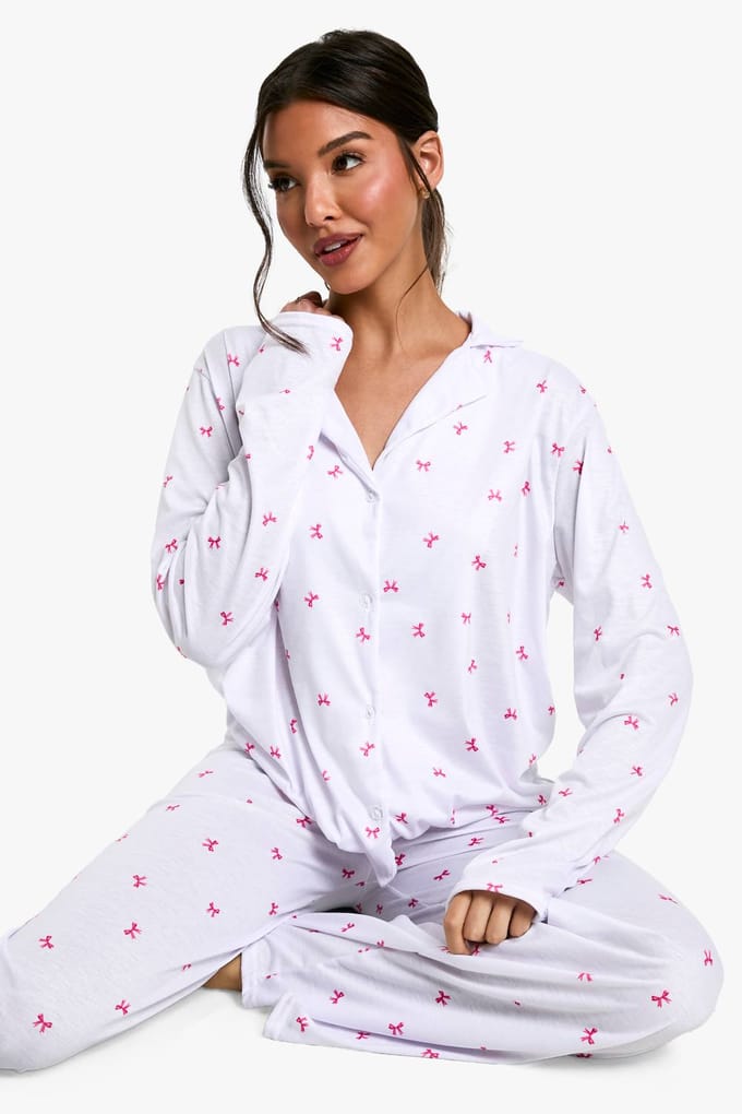 boohoo Dames Pyjama Set: Langarmshirt met strikprint & Broekset | White | Maat: 16