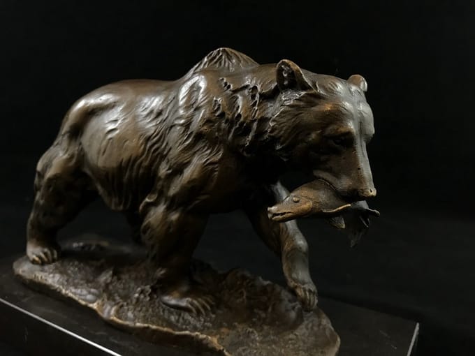 Een bronzen beeld/sculptuur van een grizzly beer