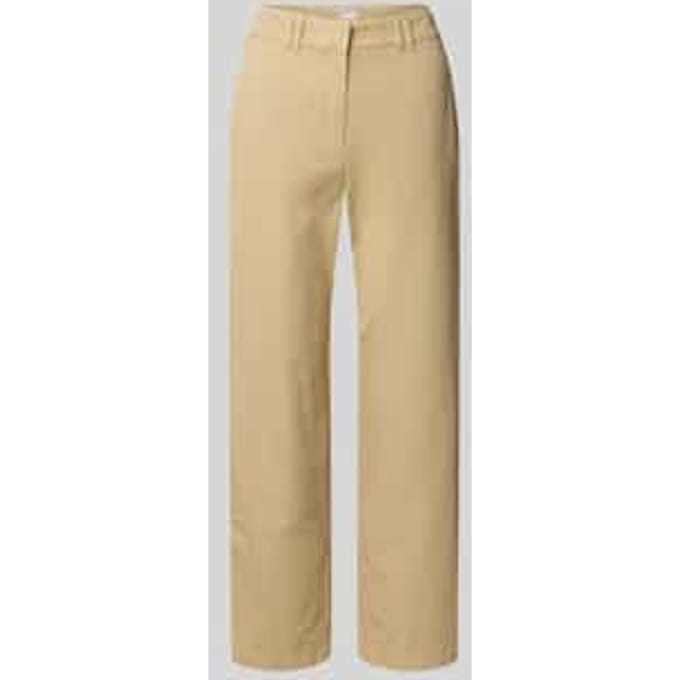 chino met paspelzak achter