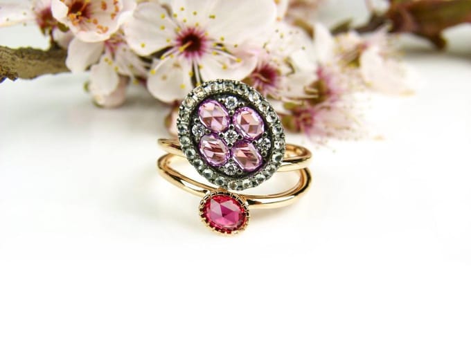 Ring in roos goud gezet met diamant, groene saffier, roze saffier en rode saffier