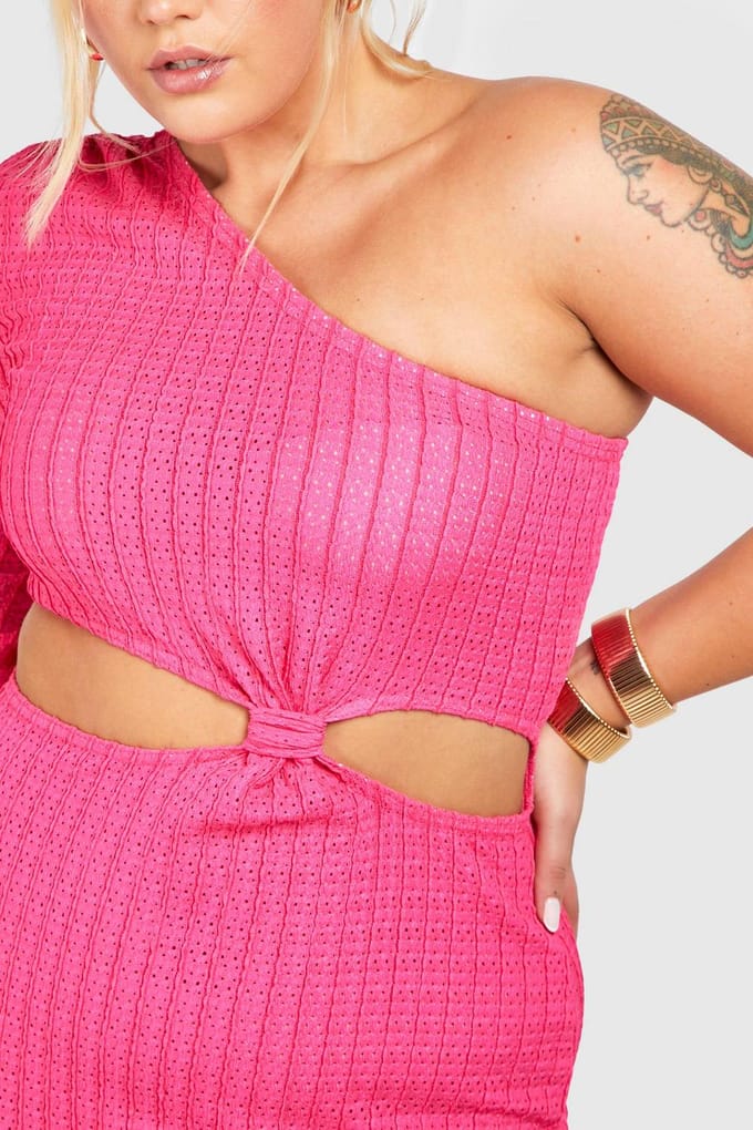 boohoo Dames Plus Textured Cut Out One Shoulder Maxi Jurk | Felroze | Maat: 54