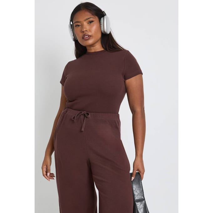 boohoo Dames Plus Basic Geribbelde Korte Mouw Getailleerde Top | Chocoladebruin | Maat: 44