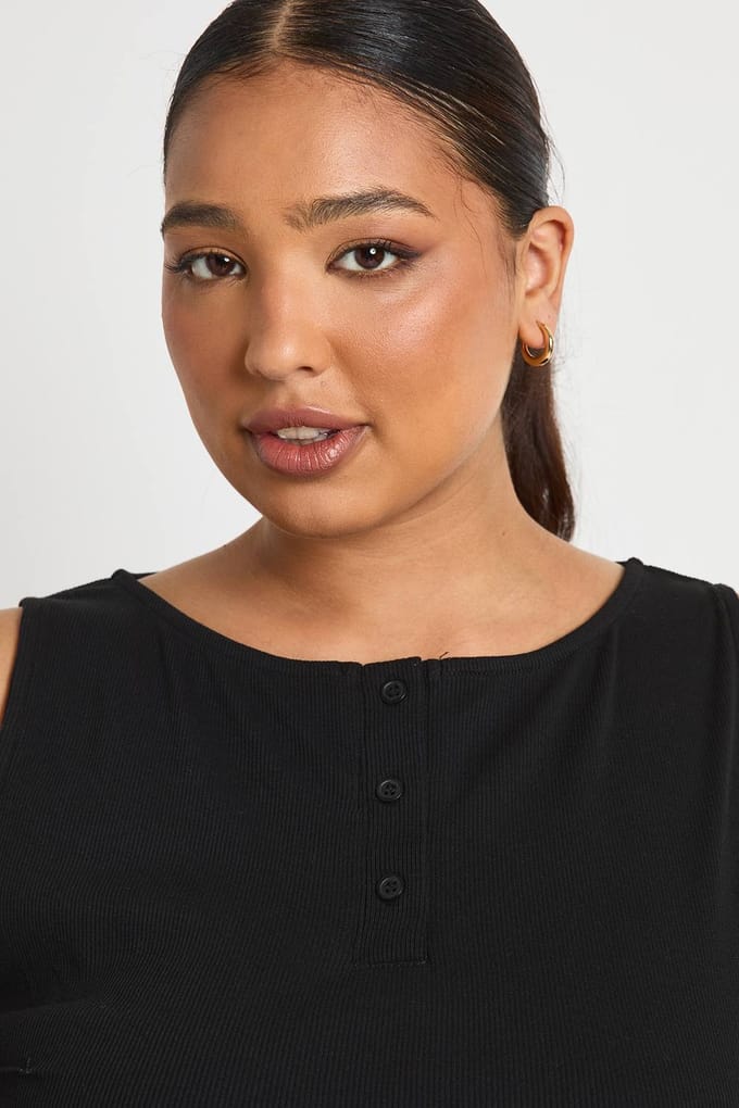 boohoo Dames Plus top met knoopsluiting en ruches aan de zoom | Zwart | Maat: 44