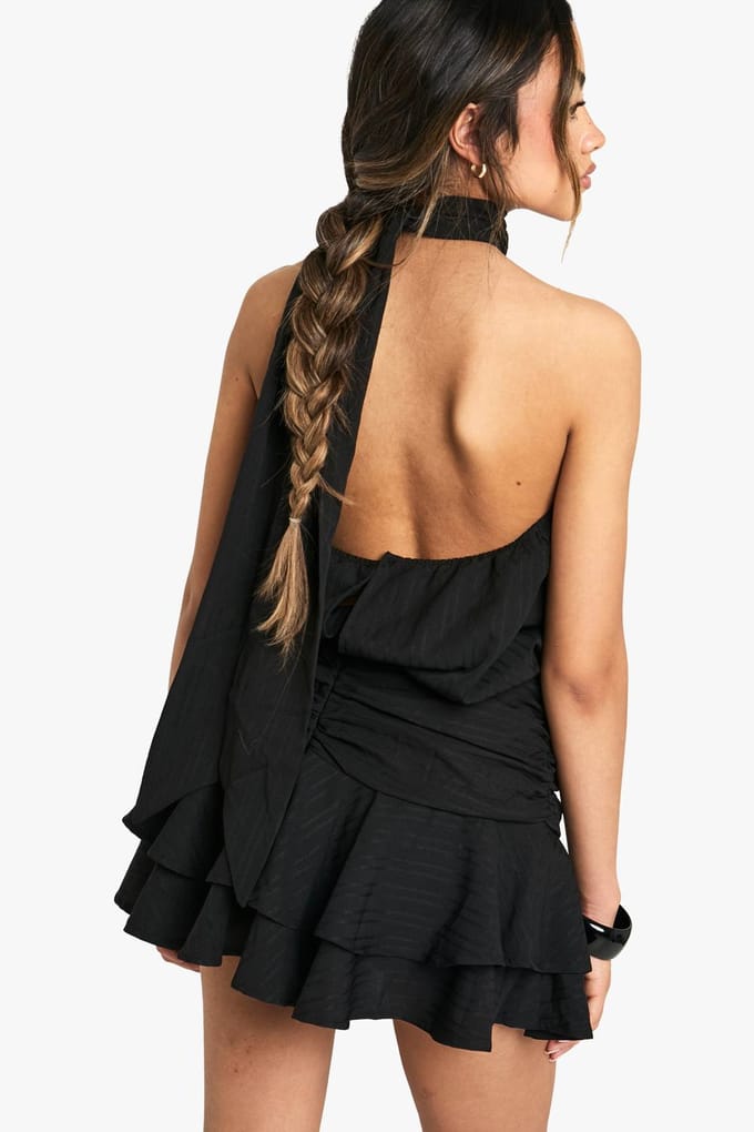 boohoo Dames Getextureerde gerafelde frillrok halterneck mini-jurk | Zwart | Maat: 40