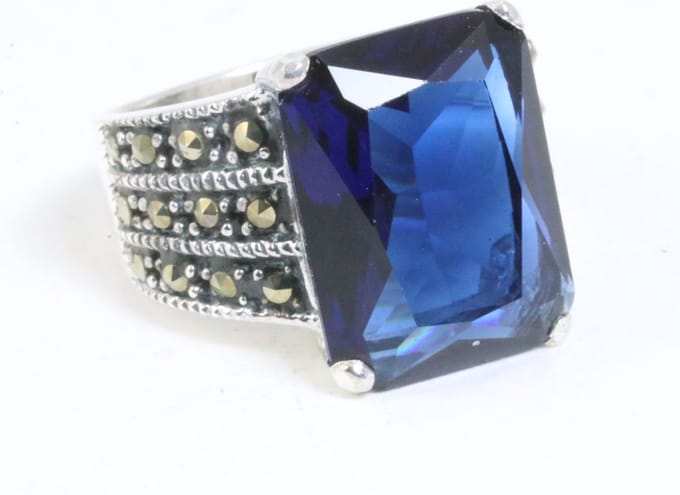 Zware zilveren ring met blauwe saffier en marcasiet - maat 17