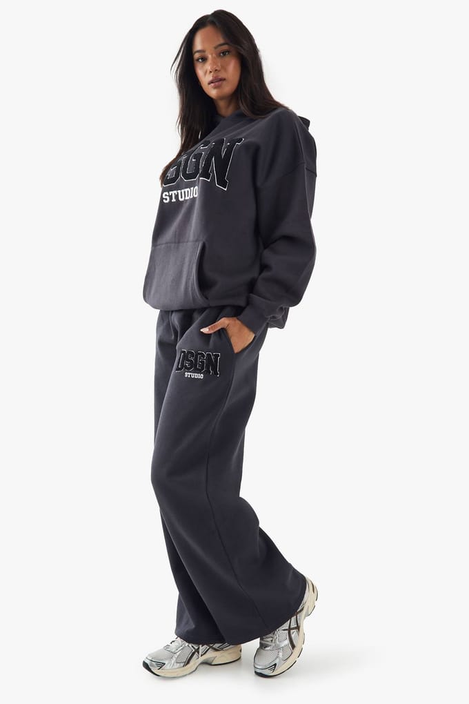 Dames DSGN Studio Badstof Applique Rechte Pijp Jogger | Houtskool | Maat: Medium