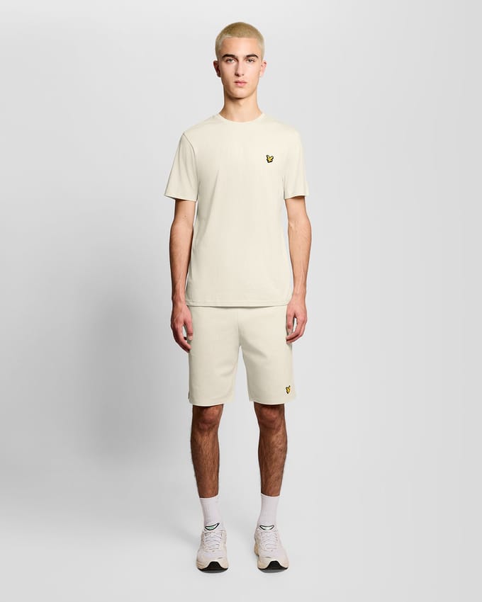 Lyle & scott fly fleece short in de kleur ecru.