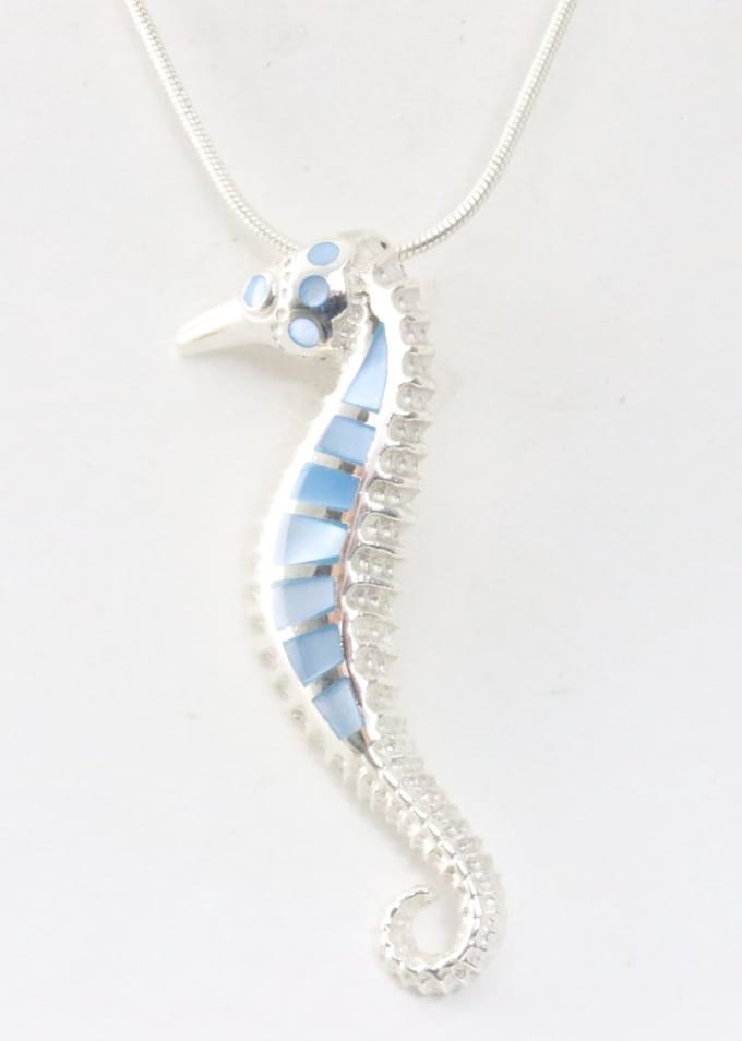 Zilveren zeepaardje met blauwe schelp aan ketting