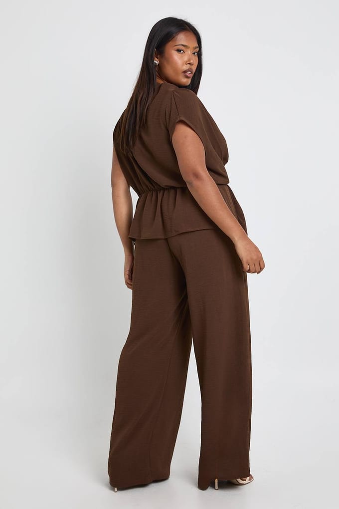 boohoo Dames Plus Geweven Drapeer Blouse & Broek Co-ord | Chocoladebruin | Maat: 44