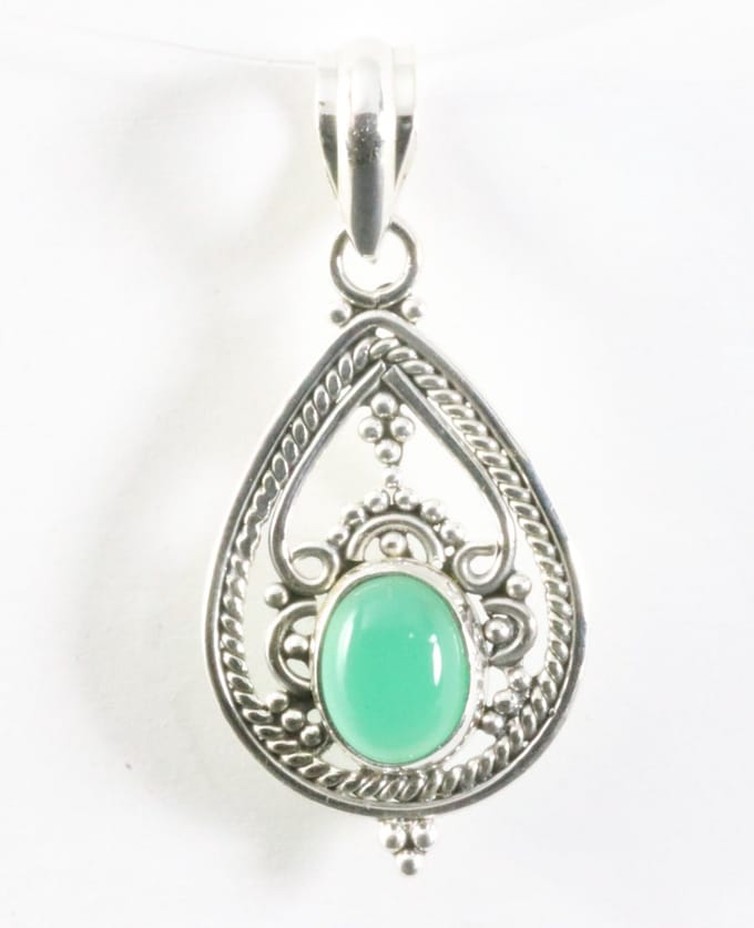 Opengewerkte zilveren hanger met groene onyx