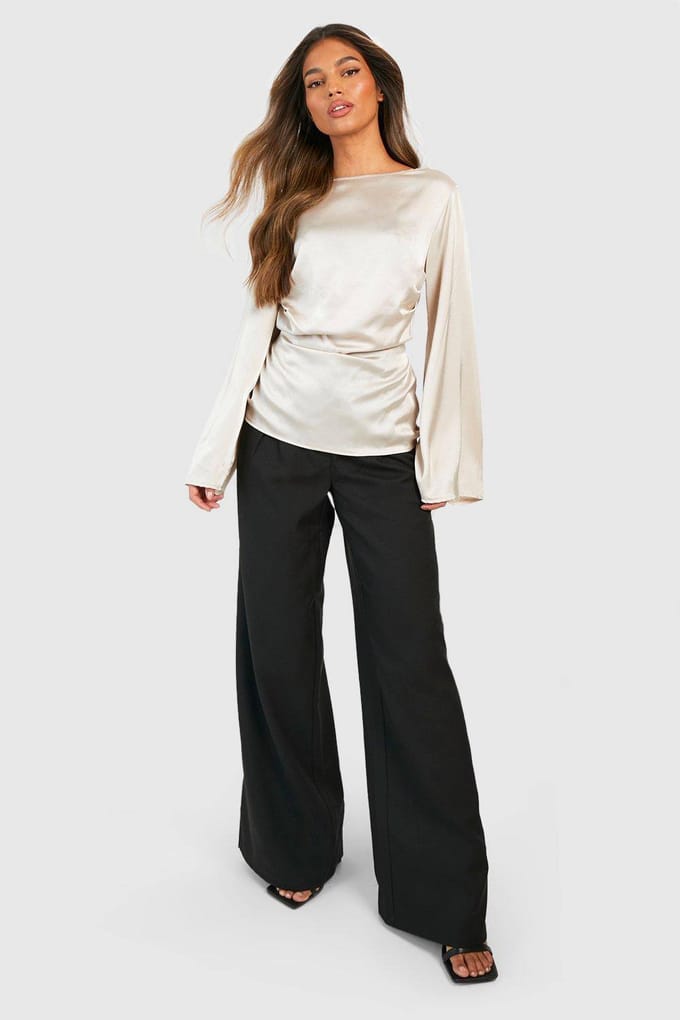 boohoo Dames Satijn Blouse met Slash-hals en geraffelde taille | Zand | Maat: 40