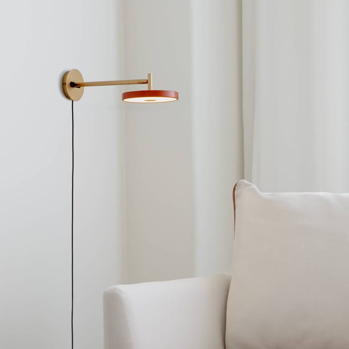 UMAGE LED wandlamp Asteria Long, oranje/messing, stekker