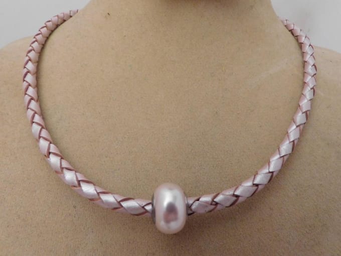 Collier van roze vlechtleer met Swarovski parel en magneetslot