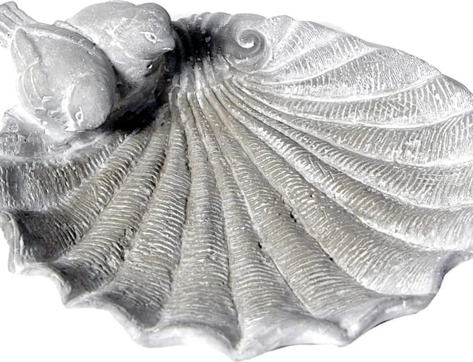 Mega Collections Vogelbad/voederschaal - schelp - grijs - cement - D23 x H7 cm - drinkschaal voor tuinvogels