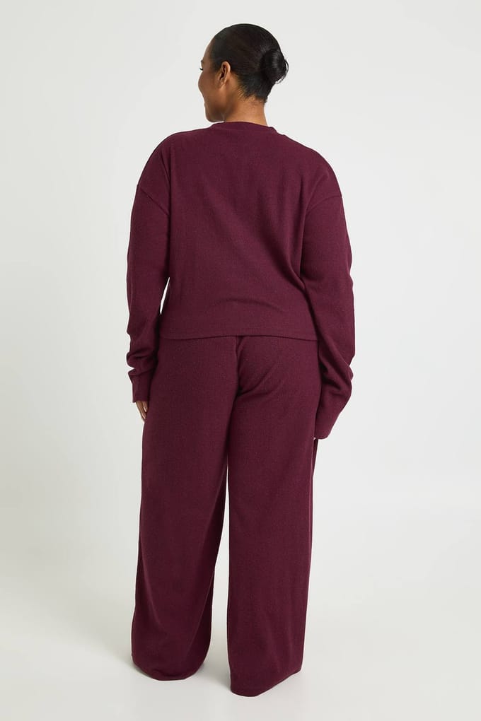 boohoo Dames Plus geribbelde wijde pijpbroek | Bordeaux Rood | Maat: 46