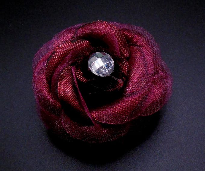 1 Roosje middel met duckklem+elastiek bordeaux rood glans met diamant - Herfst - Herfstkleuren