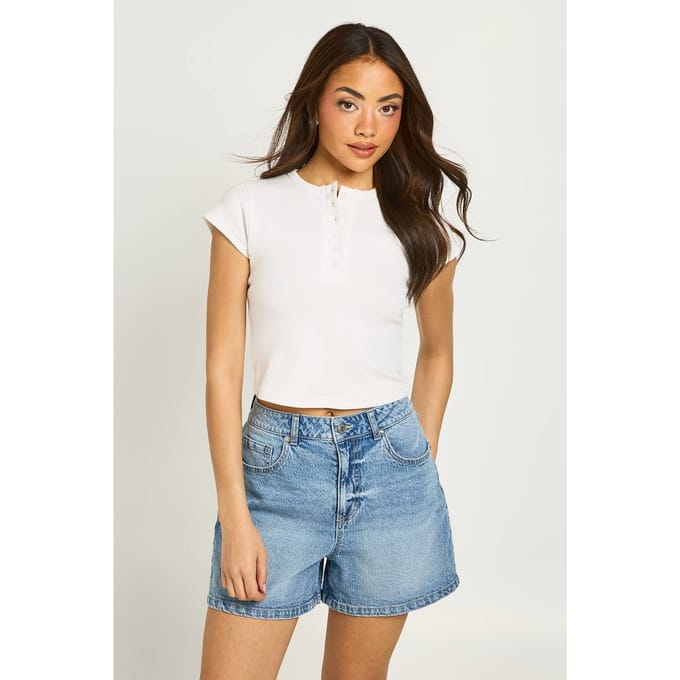 boohoo Dames Petite Denim Mom Short | Acid Wash Light Blue | Maat: 16