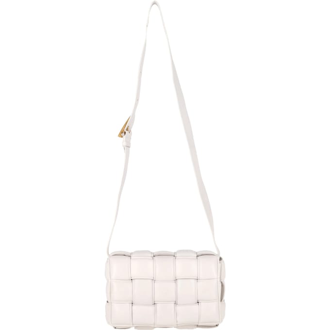 Bottega Veneta Gevoerde Cassette Schoudertas in Witte Lederen uitvoering