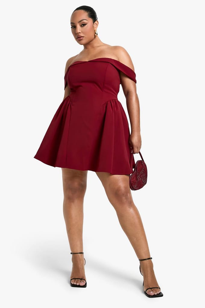 boohoo Dames Plus Off-shoulder geplooide skaterjurk | Bessen | Maat: 46