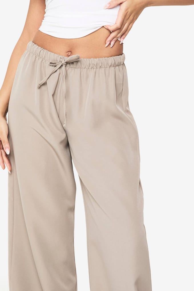 boohoo Dames Geweven Elastische Low Rise Wijde Pijp Broek | Zand | Maat: 42