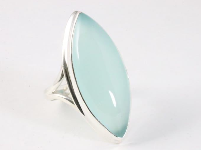 Langwerpige hoogglans zilveren ring met aqua chalcedoon - maat 21