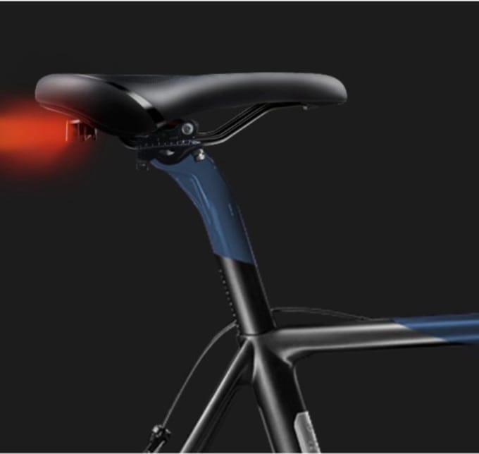 Merkloos Trizand Fietszadel: Ergonomisch Ontwerp met Geïntegreerd Veiligheidslicht
