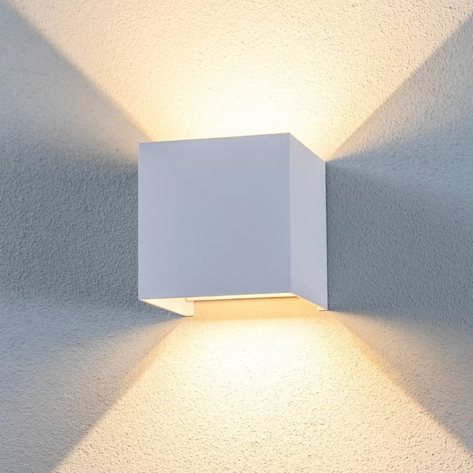 Lindby LED buiten wandlamp Nivar, hoekig, wit, 10 cm, IP54