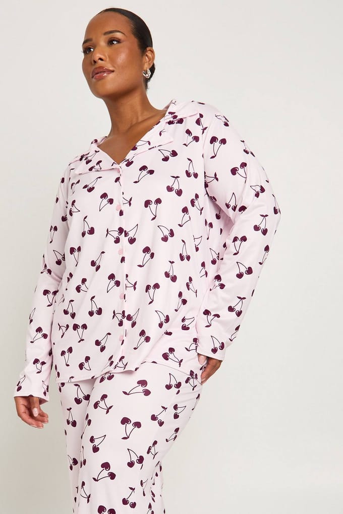boohoo Dames Plus Kersenprint Pyjamasset met lange mouwen & broek | Light Pink | Maat: 20
