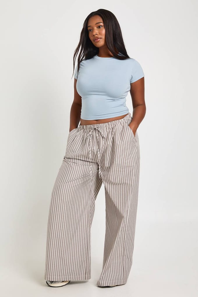 boohoo Dames Plus Geweven Gestreepte Broek met Elastische Taille en Wijde Pijpen | Chocoladebruin | Maat: 48