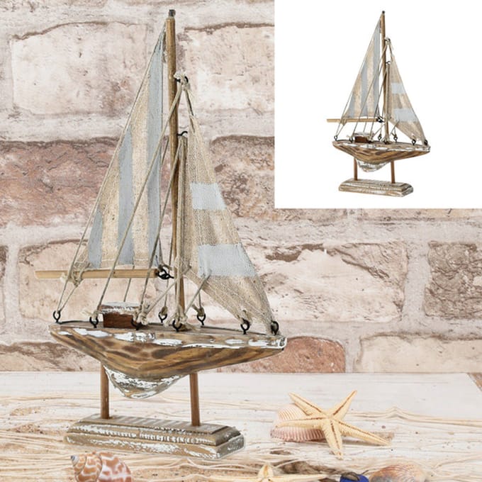 Zeilboot, naturel houtkleur /grijs/ wit , ca. 22cm hoog