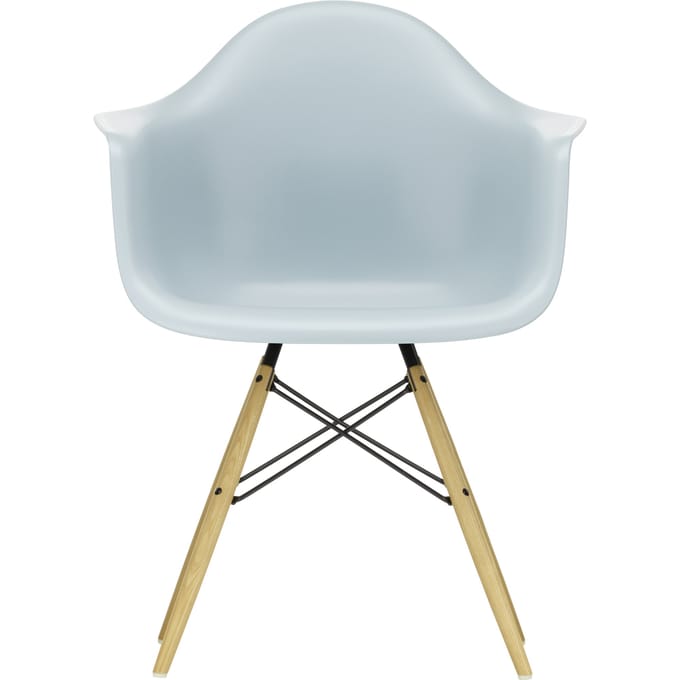 Vitra - DAW Eames Plastic Armchair - ijsgrijs RE - honingkleurig essenhout - blauw