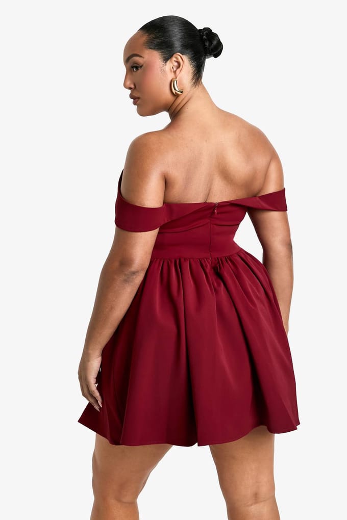 boohoo Dames Plus Off-shoulder geplooide skaterjurk | Bessen | Maat: 46