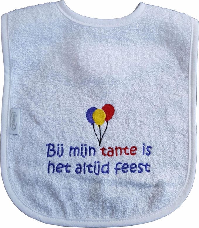Witte slab met "Bij mijn tante is het altijd feest"