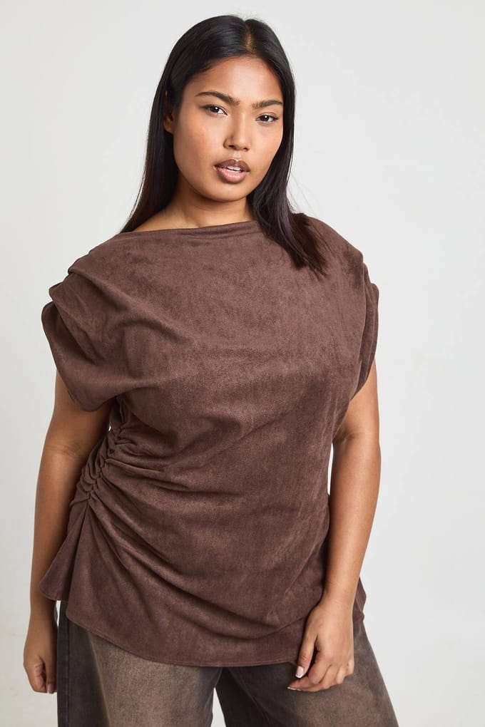 boohoo Dames Plus Suede Gerimpeld Shirt Met Korte Mouwen | Chocoladebruin | Maat: 48