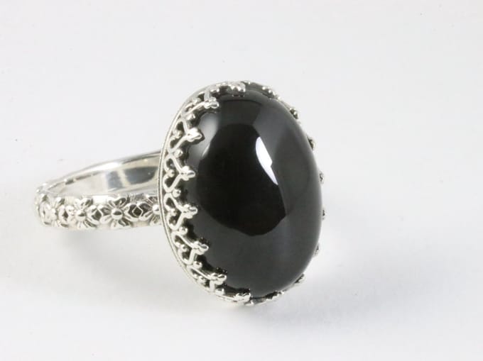 Bewerkte zilveren ring met onyx - maat 18