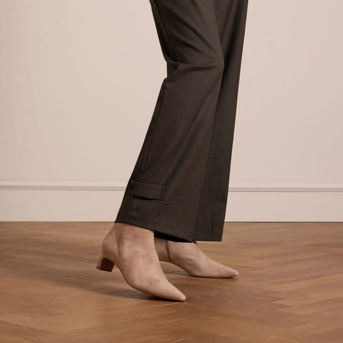 Manfield - Dames - Beige suède enkellaarsjes met hak - Maat 40